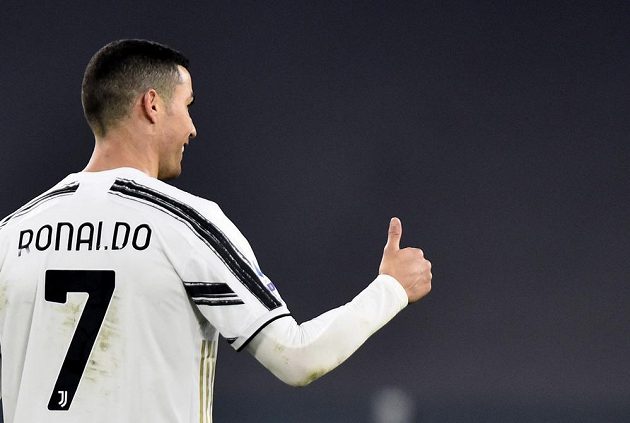Hvězdný fotbalista Juventusu Turín - Cristiano Ronaldo - a jeho spokojené gesto.