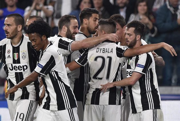 Hrdina Juventusu Turín Paulo Dybala dal ve čtvrtfinále Ligy mistrů Barceloně dva góly a byl hrdinou. Gratulují mu spoluhráči.