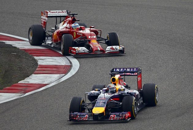 Sebastian Vettel ze stáje Red Bull pronásledovaný Fernandem Alonsem na ferrari.