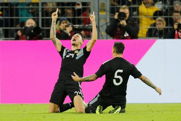 Argentinský fotbalista Lucas Ocampos oslavuje poté, co vyrovnal stav zápasu s Německem na 2:2.