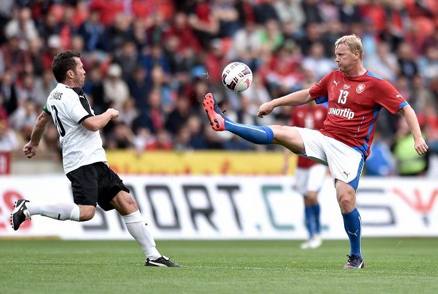 Němec Lothar Matthäus (vlevo) a český záložník Radek Bejbl během exhibičního utkání v pražském Edenu.