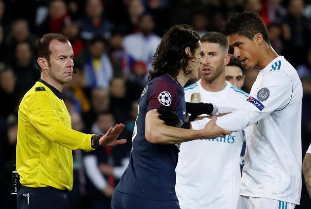 Obránce Realu Madrid Raphael Varane si po ostrém souboji měl co vysvětlovat s Edinsonem Cavanim z PSG.