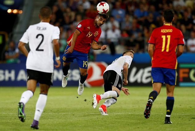 Španělský fotbalista Jonny hlavičkuje během finále EURO hráčů do 21 let, souboj prohrál Němec Max Meyer.
