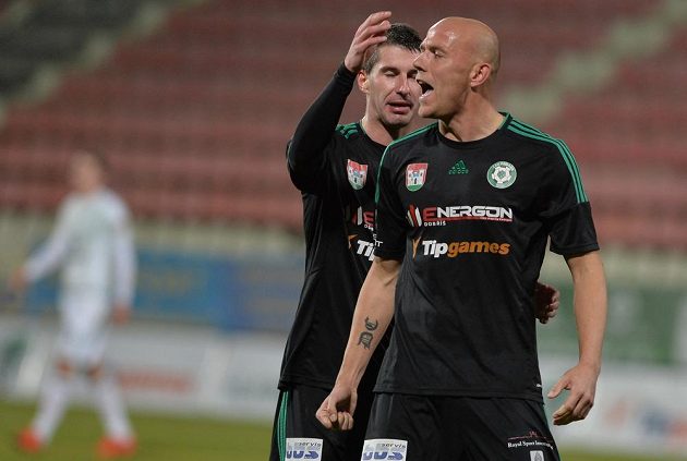 Roman Bednář (vpravo) a Tomáš Pilík z Příbrami se radují z gólu proti Sigmě Olomouc.