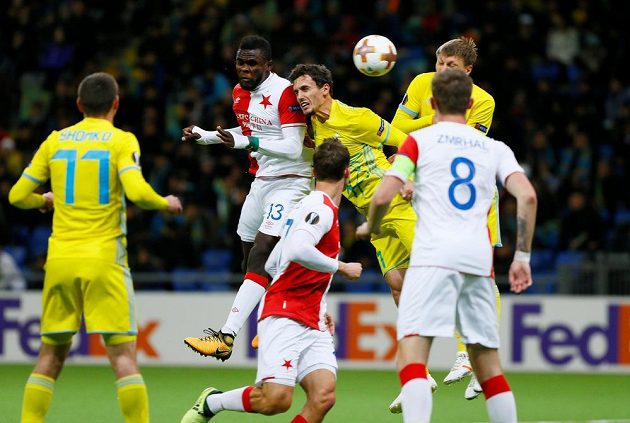 Fotbalista Slavie Michael Ngadeu-Ngadjui střílí hlavou vedoucí gól Slavie při utkání Evropské ligy v Astaně.