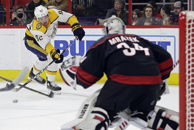 Ryan Johansen (92) z týmu Nashville Predators posílá puk na branku Petra Mrázka z Caroliny Hurricanes v utkání NHL.