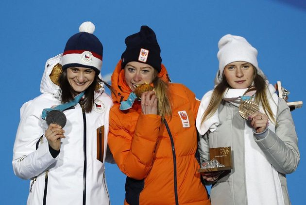 Rychlobruslařka Martina Sáblíková (vlevo) převzala stříbrnou medaili za skvělé představení na trati 5000 metrů. Společnost jí dělají další medailistky.