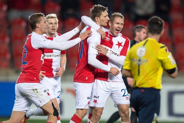 Fotbalisté Slavie (zleva) Tomáš Souček, Milan Škoda a Karel Piták oslavují gól na 1:0 v utkání s Příbramí.