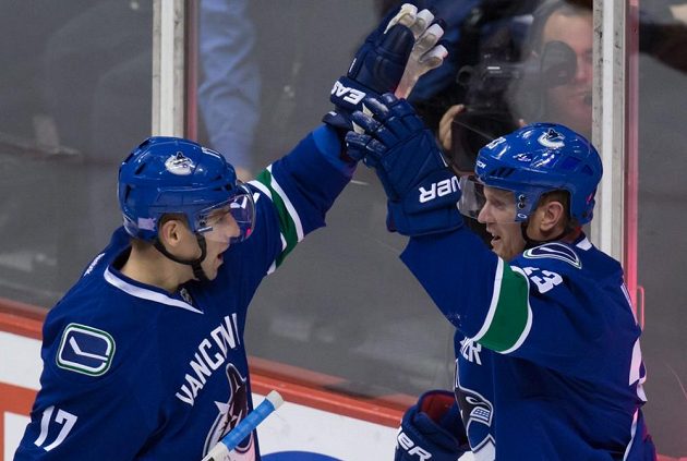 Útočníci Vancouveru Radim Vrbata (vlevo) a Henrik Sedin se radují z gólu proti Washingtonu.
