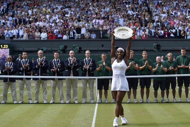 Americká tenistka Serena Williamsová slaví svůj šestý triumf v All England Clubu.