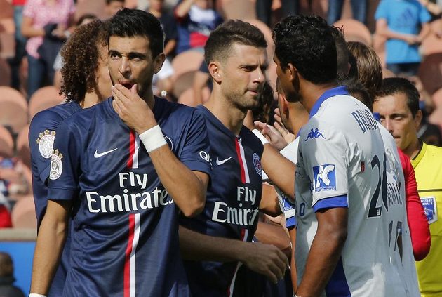 Thiago Motta (uprostřed) z Paris SG a Brandao (vpravo) z Bastie ještě před incidentem.
