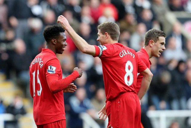 Útočník Liverpoolu Daniel Sturridge (vlevo) slaví se Stevenem Gerrardem (uprostřed) a Jordanem Hendersonem gól v síti Newcastlu.