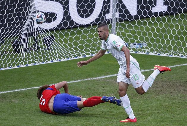 Alžírský útočník Islám Slimaní (vpravo) se raduje ze vstřelení gólu do sítě Jižní Koreje.