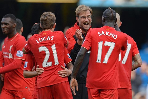 Trenér Liverpoolu Jürgen Klopp (uprostřed) oslavuje se svými svěřenci vítězství na hřišti Chelsea.