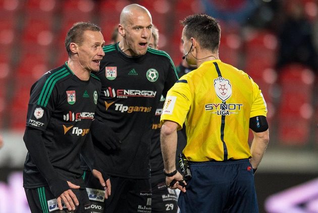 Fotbalisté Příbrami Tomáš Zápotočný (vlevo), Radek Dosoudil a rozhodčí Radek Příhoda během utkání na Slavii.