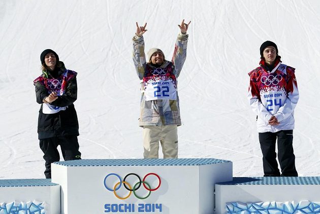 Sage Kotsenburg z USA (uprostřed) se raduje ze zisku olympijského zlata ve slopestylu. Vlevo je druhý Nor Sandbech, vpravo bronzový Kanaďan McMorris.