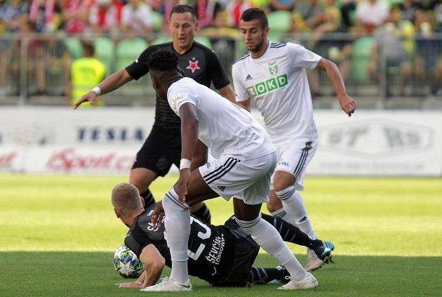 Zleva Jan Bořil ze Slavie, Petr Ševčík ze Slavie, Gigli Ndefe z Karviné, Oliver Putyera z Karviné v akci během utkání 4. kola fotbalové ligy.