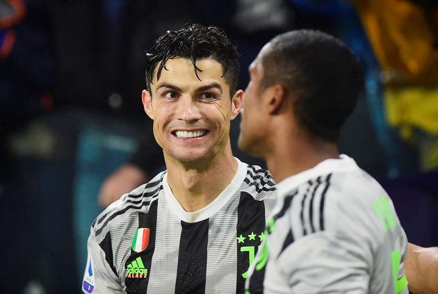 Fotbalisté Juventusu v divokém středečním utkání 10. kola italské ligy vyhráli nad FC Janov 2:1. Vítězný gól v utkání, kde sudí udělil tři červené karty, vstřelil Cristiano Ronaldo v nastaveném čase z penalty.