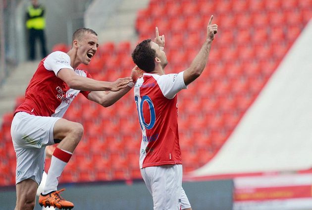 Tomáš Souček ze Slavie (vlevo) a Josef Hušbauer se radují z gólu proti Slovácku.