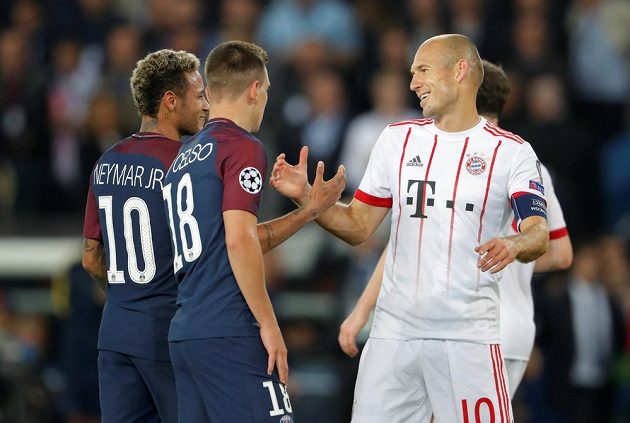 Arjen Robben (vpravo) z Bayernu po utkání s PSG, zleva Neymar a Giovani Lo Celso.