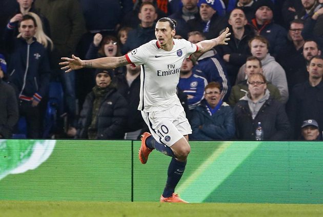 Zlatan Ibrahimovic Z PSG oslavuje vítězný gól, který dal proti Chelsea v odvetě osmifinále LM.