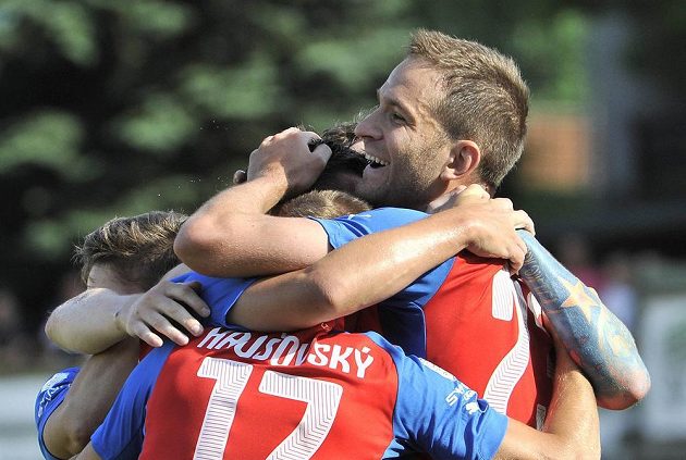 Střelec prvního gólu Marek Bakoš z Plzně (vpravo) přijímá gratulace od spoluhráčů v utkání v Příbrami.