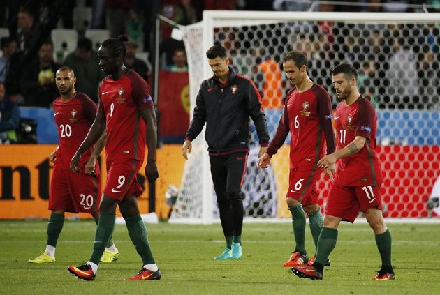 Zklamaní Portugalci po remíze s Islandem. Zleva Ricardo Quaresma, Éder, José Fonte, Ricardo Carvalho a Vieirinha.