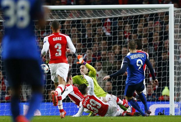 Monacký Dimitar Berbatov střílí druhý gól proti Arsenalu v úvodním osmifinále Ligy mistrů.