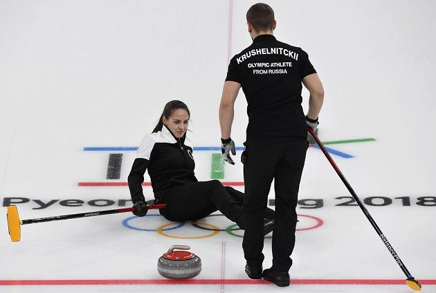 Anastasia Bryzgalovová se v závěru třetího endu utkání o bronz ocitla na ledě v neobvyklé pozici.