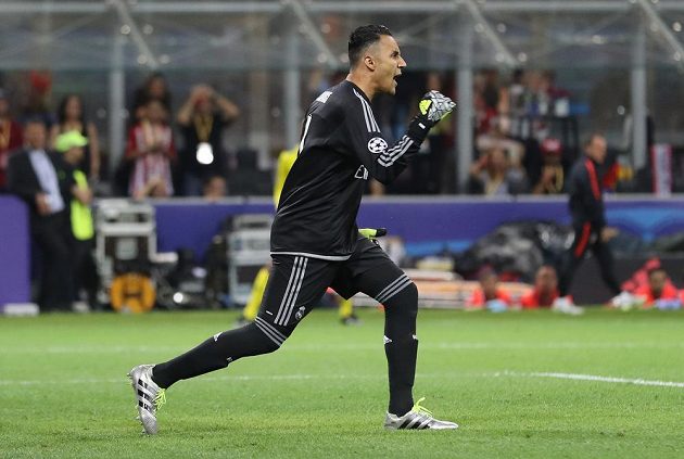 Brankář Realu Madrid Keylor Navas jásá poté, co Antoine Griezmann z Atlétika nastřelil z penalty ve finále Ligy mistrů břevno.