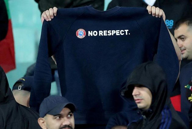 UEFA MAFIA - NO RESPECT. Takový vzkaz poslali bulharští chuligáni vedení UEFA během utkání s Anglií během kvalifikace o postup na EURO 2020.