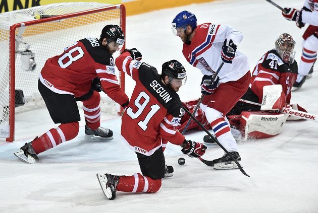 Český útočník Jiří Novotný, kanadský útočník Tyler Seguin, Brent Burns a brankář Mike Smith.