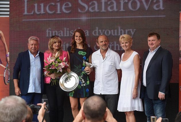 Lucie Šafářová (třetí zleva) při slavnostním přivítání v Prostějově. Další osoby na snímku: vlevo majitel TK Plus Miroslav Černošek, rodiče tenistky Jana (druhá zleva) a Milan (čtvrtý zleva), Petra Černošková (druhá zprava) a ředitel prostějovského tenisového areálu TK Plus Petr Chytil (vpravo).