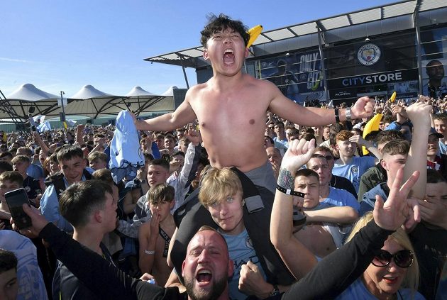 Fanoušci Manchesteru City v extázi. Citizens vyhráli na půdě Brightonu a získali další mistrovský titul.