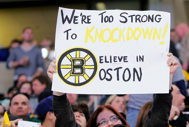 "Jsme příliš silní na to, abychom byli sraženi na kolena. Věřte v Boston," stálo na jednom z transparentů fanoušků během utkání Bruins proti Buffalu.