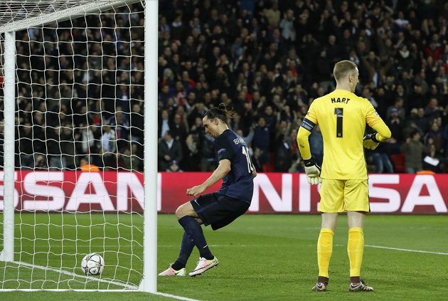 Útočník PSG Zlatan Ibrahimovic bezprostředně poté, co překonal gólmana Manchesteru City Joea Harta.