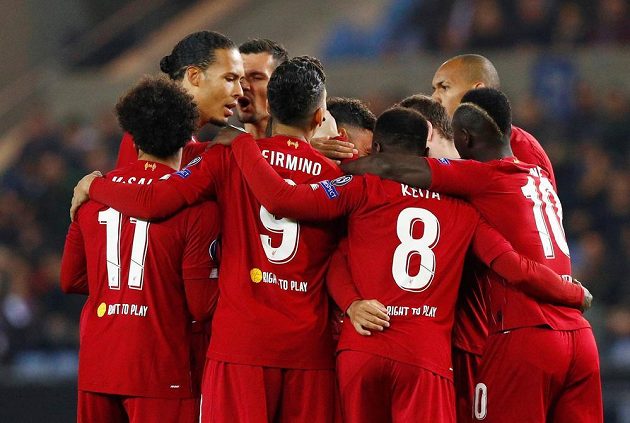 Radost hráčů Liverpoolu z úvodního gólu Alexe Oxladea-Chamberlaina proti Genku.