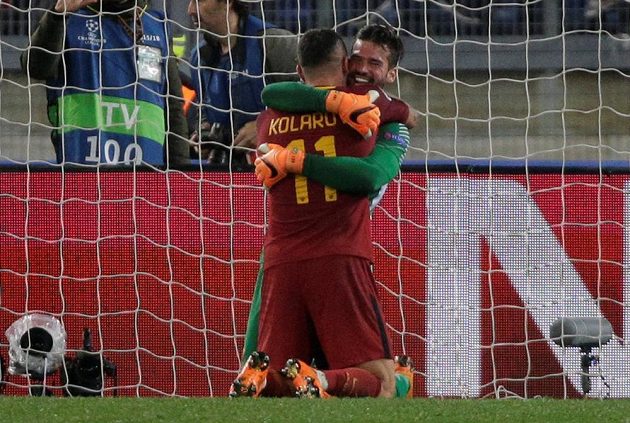 Fotbalisté AS Řím Aleksandar Kolarov a Alisson Becker slaví postup v Lize mistrů přes Barcelonu.