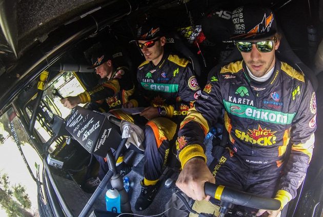 Martin Macík (vpravo) se svou posádkou v kabině kamiónu Liaz při 4. etapě Rallye Dakar.