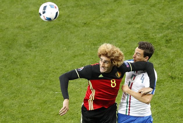 Belgičan Marouane Fellaini (vlevo) si nedovoleně odstavuje Itala Mattea Darmiana.