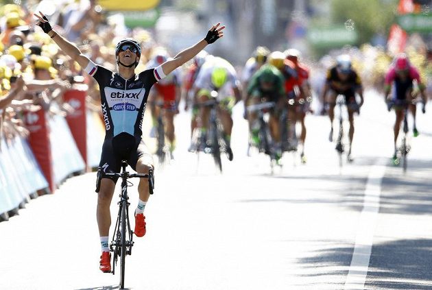 Český cyklista v cíli šesté etapy Tour de France všem svým konkurentům ujel a vychutnal si životní triumf.