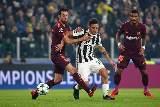 Paulo Dybala (uprostřed) z Juventusu mezi barcelonskými Sergiem Busquetsem a Paulinhem.