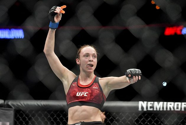 Večer smíšených bojových umění UFC Fight Night Prague nabídl i souboj české bojovnice Lucie Pudilové. S Liz Carmoucheovou z USA prohrála na body, ale rvala se statečně.