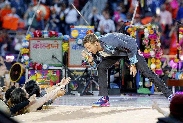Chris Martin, zpěvák skupiny Coldplay, při přestávkové show finále ligy amerického fotbalu mezi Carolinou a Denverem v Santa Claře.