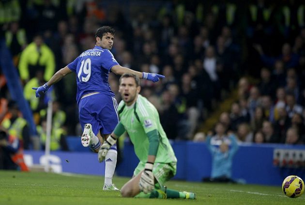 Diego Costa (vlevo) z Chelsea překonává brankáře WBA Bena Fostera v utkání 12. kola anglické ligy.