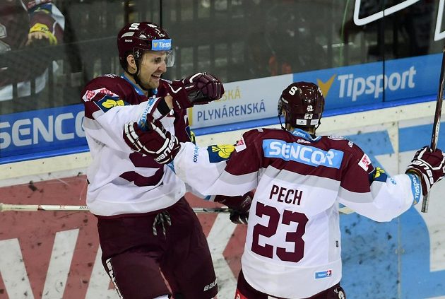 Sparťanský útočník Petr Kumstát (vlevo) se raduje se spoluhráčem Lukášem Pechem z gólu proti Hradci Králové.