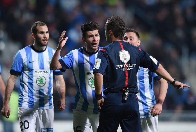 (Zleva) Jan Kysela, Michal Ďuriš a Jan Bořil z Boleslavi se rozčilují na hlavního rozhodčího kvůli nařízené penaltě v duelu se Spartou.