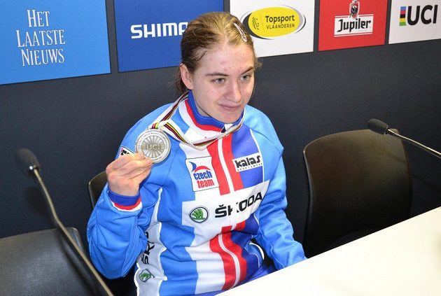 Cyklokrosařka Nikola Nosková ukazuje zlatou medaili ze závodu žen do 23 let na mistrovství světa v belgickém Heusden-Zolderu.