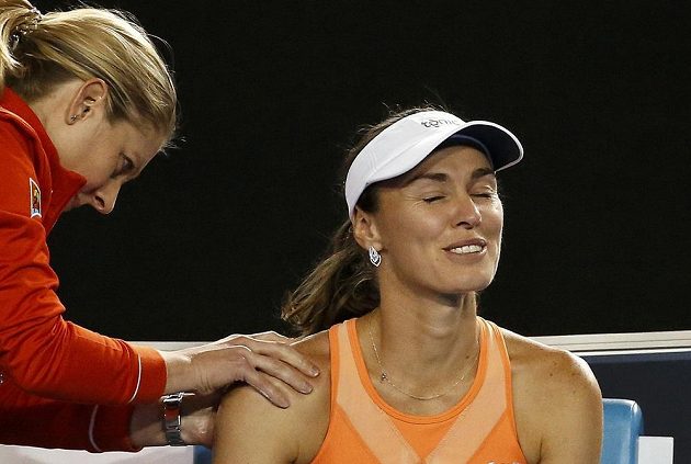 Po první sadě finálového duelu si Martina Hingisová nechala ošetřit bolavé rameno.