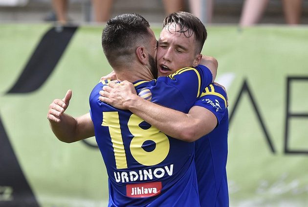 Radost jihlavských fotbalistů z gólu. Vlevo Jani Urdinov a vpravo střelec Davis Ikaunieks.